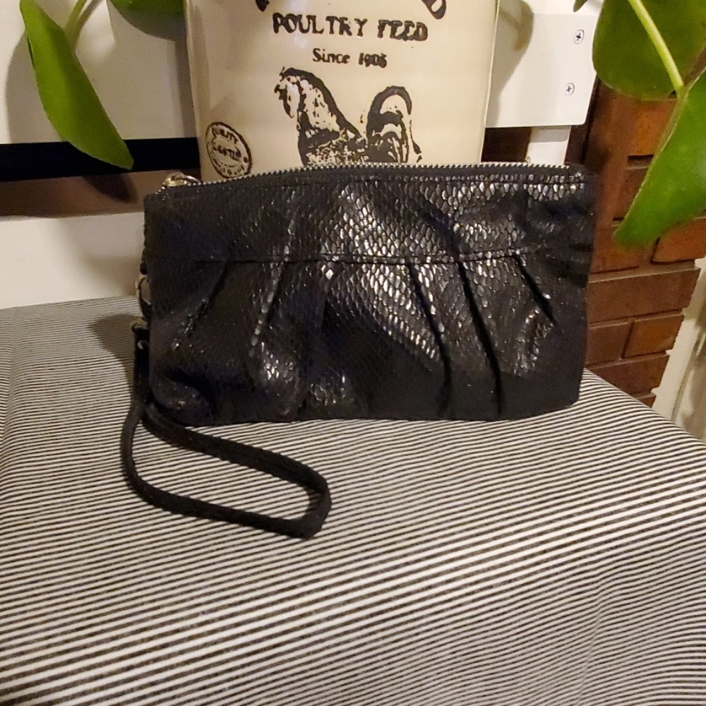 I. CHI wristlet.                          #385